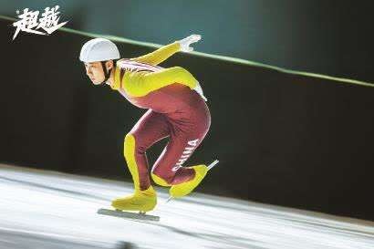 骑行爱好者穿骑行服唱说唱拍MV，运动体验别样精彩